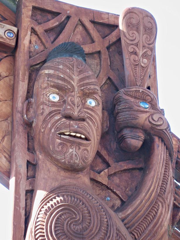 Taupo_IMG_1201x.jpg - Sculptures Maoris à Rotorua. Ici on voit bien les tatouages sur le visage qui sont destinés à effrayer l'adversaire.