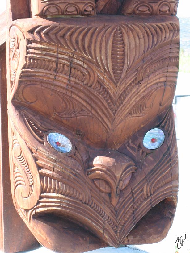 Taupo_IMG_1202.JPG - Les grimaces des sculptures comme celles des Maoris lors de la danse du Haka sont destinées à faire peur à l'adversaire. C'est pourquoi l'équipe de rugby, les All blacks, fait un Haka avant chaque match.