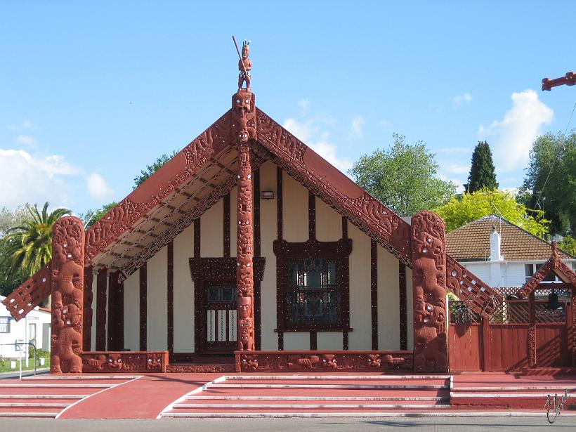 Taupo_IMG_1205.JPG - Un Te Marae (maison commune en maori). C'est ici que les Maoris se réunissent pour discuter des décisions importantes à prendre pour la communauté.