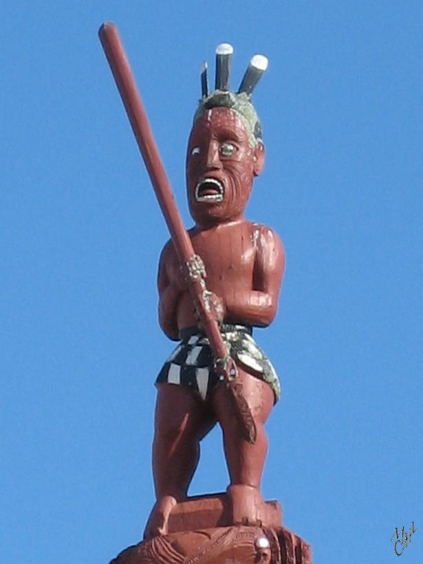 Taupo_IMG_1209.JPG - Les statues Maoris représentent des dieux ou des ancêtres.