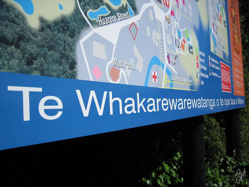 Taupo_IMG_1236.JPG - Whakarewarewa un village Maori situé à Rotorua. En fait les noms originaux Maoris sont bien plus longs que ceux que nous utilisons, Whakarewarewa n'est qu'une abréviation (ici le nom complet du village)