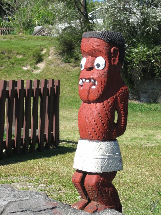 Taupo_IMG_1249.JPG - Statuette Maori représentant des expressions de la danse Haka