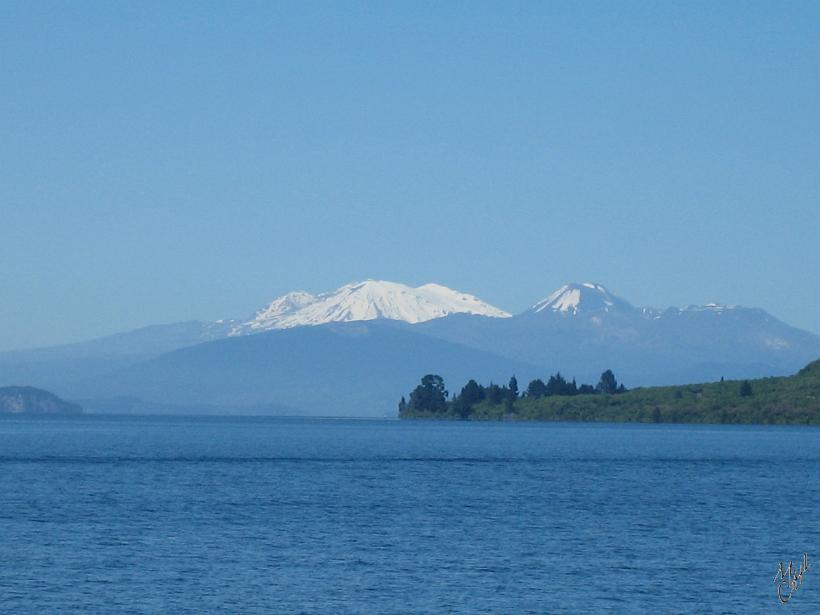 Taupo_IMG_1365.JPG - Le lac Taupo situé au centre de l'île du nord est le plus grand lac de Nouvelle Zélande, avec 616 km². Le point le plus profond est à 186m. En arrière plan le mont Ruapehu qui est le point culminant de l'île du Nord avec 2797m.