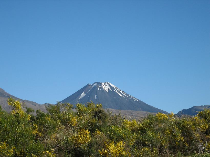 Tongariro_Crossing_IMG_1415.JPG - Le massif du Tongariro National Park se compose du volcan Ruapehu et de l'ensemble formé par les volcans Tongariro et Ngauruhoe.