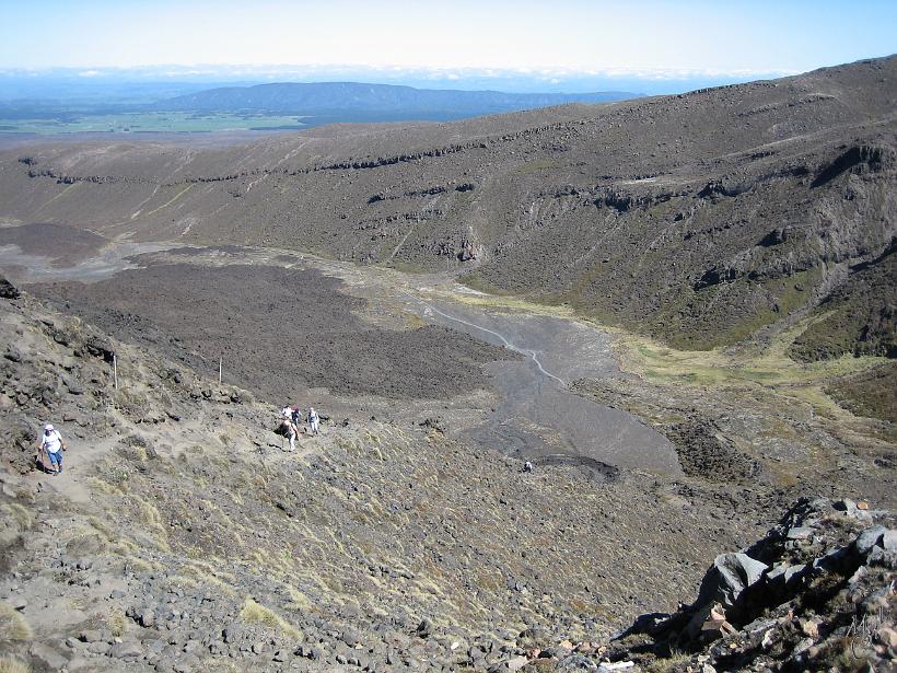 Tongariro_Crossing_IMG_1475.JPG - Le treck commence à une altitude de 700m, passe plusieurs crêtes avec un maximum à 1200m pour se terminer à une altitude de 500m.
