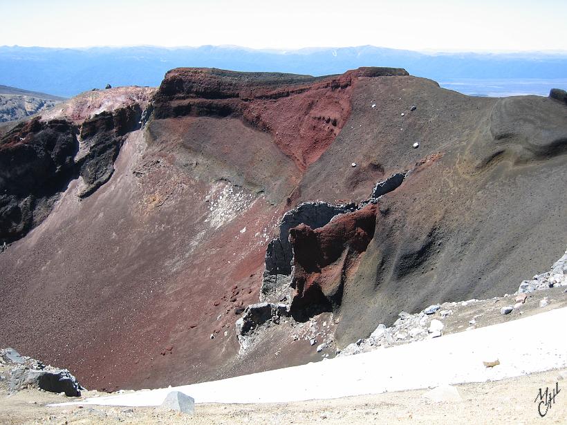 Tongariro_Crossing_IMG_1490.JPG - Le volcan Red Crater a connu sa dernière éruption de cendres en 1926, il est toujours actif aujourd'hui. Ici les cheminées dans les parois du Volcan.