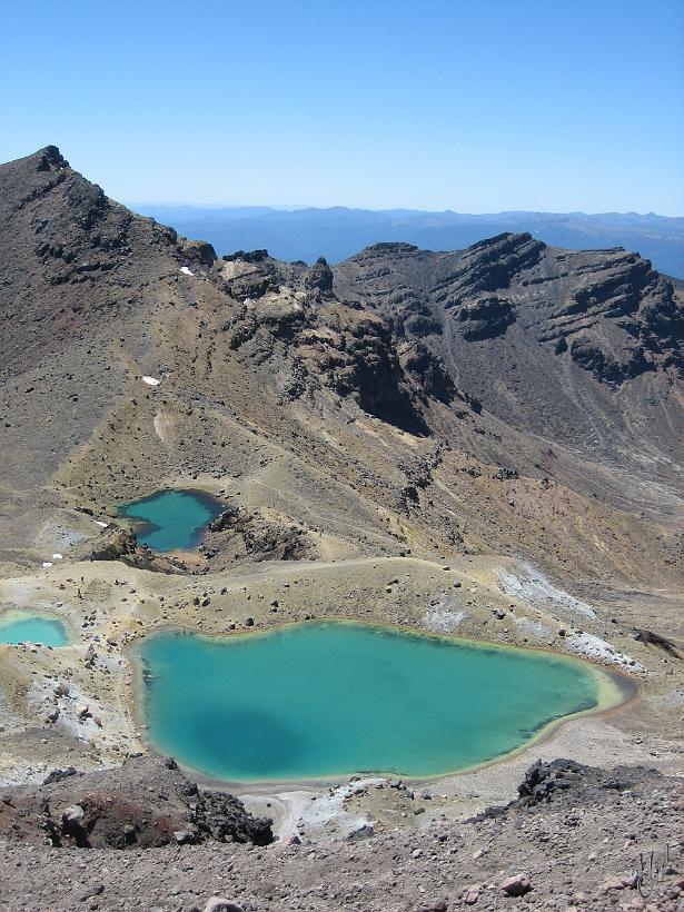 Tongariro_Crossing_IMG_1525.JPG - Les Emerald Lakes qui doivent leur belle couleur émeraude aux minéraux provenant de l'activité géothermique de Red Crater.