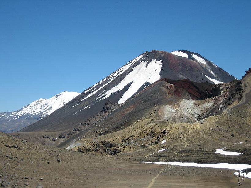 Tongariro_Crossing_IMG_1535.JPG - Le Mont Ngauruhoe Summit (2291m) est un volcan jeune qui a commencé à se former il y a environ 2500 ans. Il a en moyenne une éruption tous les 9 ans, bien que la dernière date déjà de 1975.