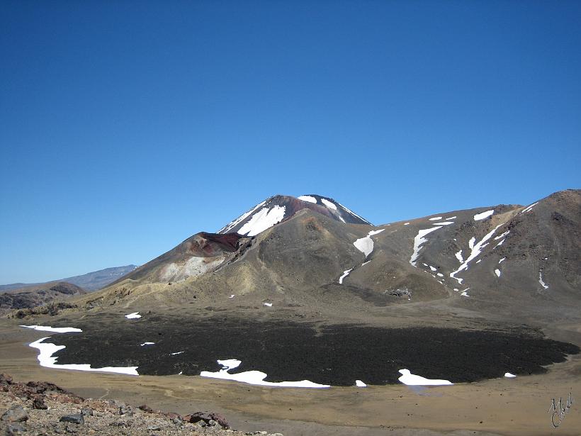 Tongariro_Crossing_IMG_1537.JPG - Les principaux sommets du parc sont le Mont Tongariro (1967m), le Mont Ngauruhoe (2291m) et le Mont Ruapehu (2797m).