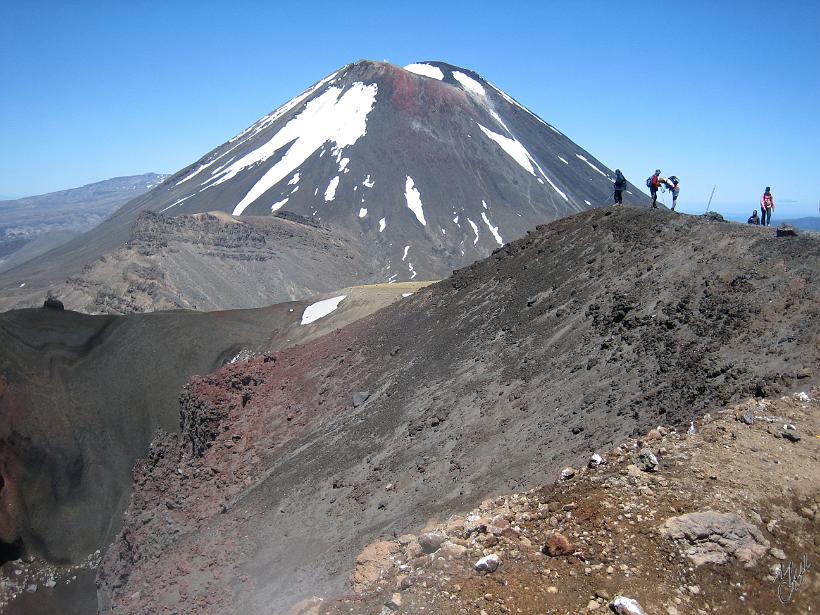 Tongariro_Crossing_STA_1510.JPG - Petite pause sur la crête de Red Crater (1886m) avec le Mont Ngauruhoe (2291m) en arrière plan.