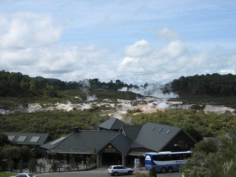 Wai_O_Tapu_IMG_1059.JPG - Le parc thermal de Wai-O-Tapu, dans le centre de l'île du nord. Ce parc de 18km² est parsemé de cratères, piscines d'eau et de boue bouillonnante, des fumeroles,...Les premiers tremblements volcaniques datent de plus de 150.000 ans. Les premières activités hydrothermales de 15.000 ans