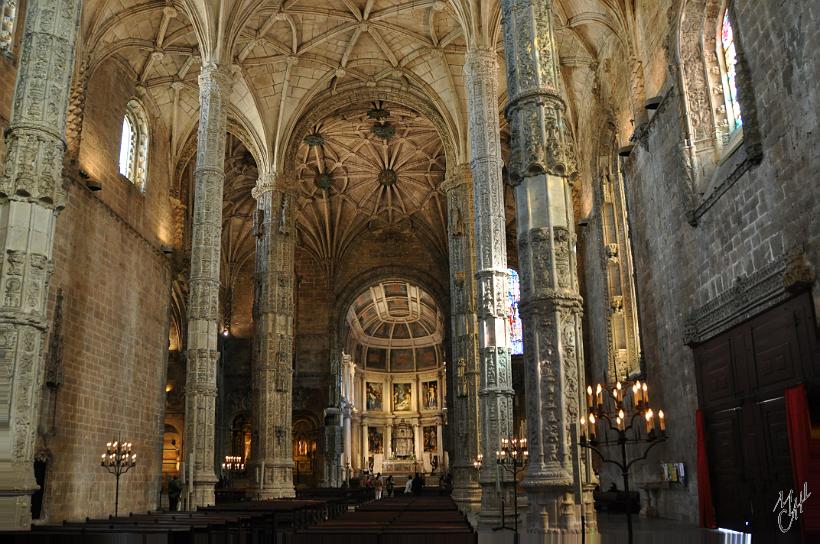 DSC_1361x.jpg - Les colonnes richement sculptées, supportant la voûte de l'église Santa Maria.