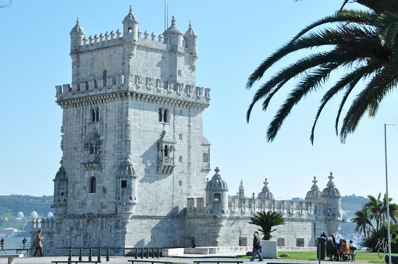 DSC_1378.JPG - Bâtie entre 1514 et 1520, la tour de Belém était la sentinelle du bord du Tage pour protéger l'entrée de Lisbonne. Entre le 15ème et le 16ème siècle c'était un point de départ pour les caravelles qui partaient à la découverte du monde.
