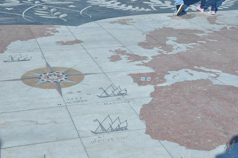 DSC_1426.JPG - Au pied du Padrao do Descobrimentos, une mappemonde en marqueterie de marbre.