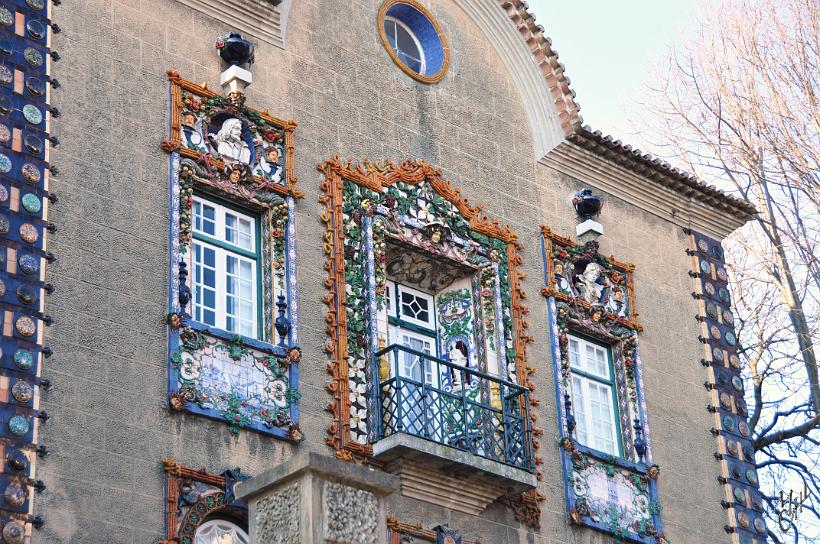 DSC_1445x.jpg - La Maison du Vicomte de Sacavém. C'est un exemple typique de la mode des azulejos en relief qui apparue à la fin du 19ème siècle.