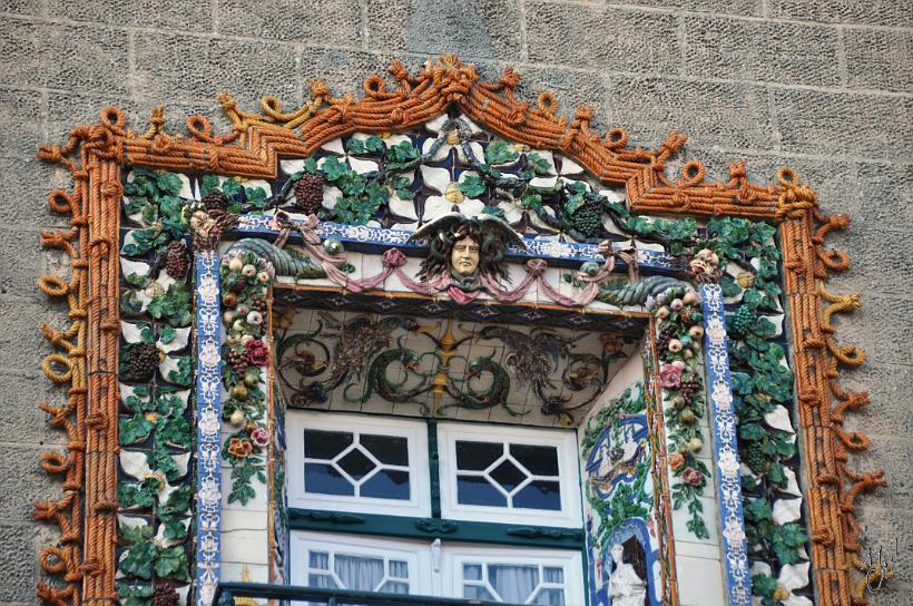 DSC_1447x.jpg - Un détail de la Maison du Vicomte de Sacavém avec fleurs, fruits, feuillages,...etc (situé à coté de l'ambassade des États Unis.)