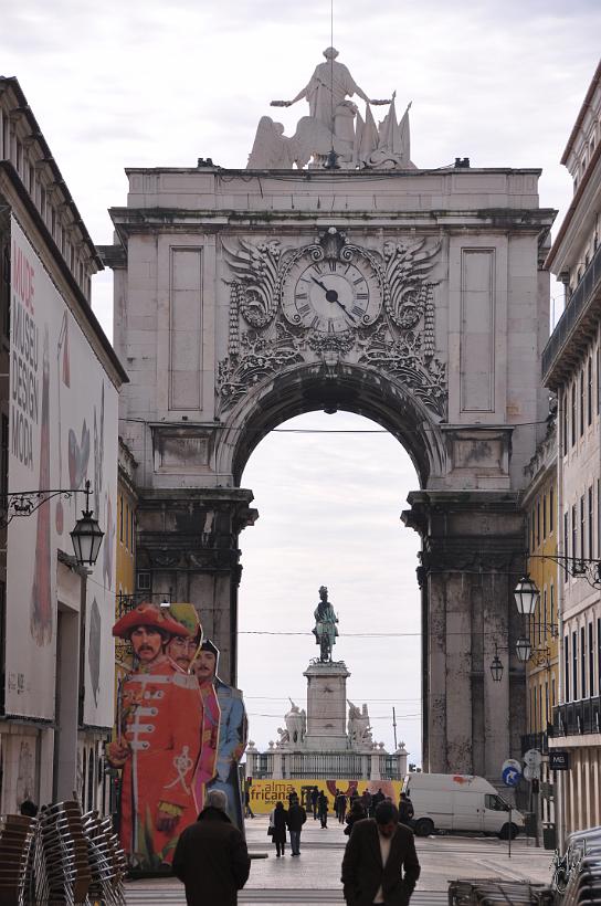 DSC_1509.JPG - Symbolisant l'entée de la ville, derrière la Praça do Comercio se trouve une arche gigantesque, l'Arco da victoria, réalisée par Verissimo da Costa.