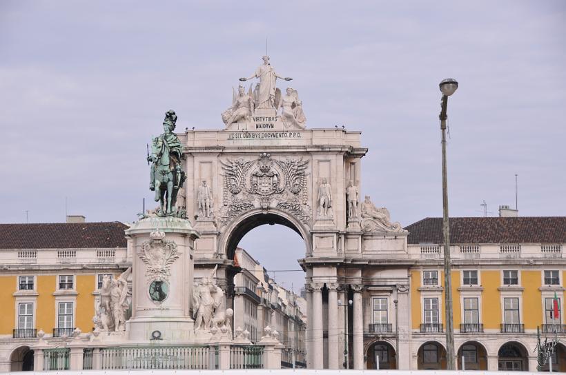 DSC_1517.JPG - La Praça Do Comercio. Les visiteurs arrivant majoritairement par voie maritime, cette place située sur le bord du Tage, était considérée comme la porte d'entrée de Lisbonne. Elle se devait donc d'être grandiose.
