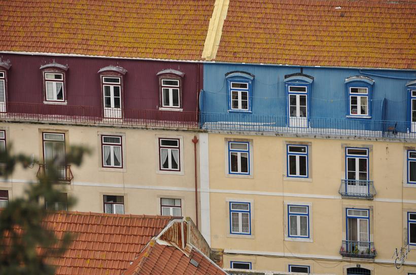 DSC_1598.JPG - Les belles maisons colorées du quartier Alfama, visibles du château.