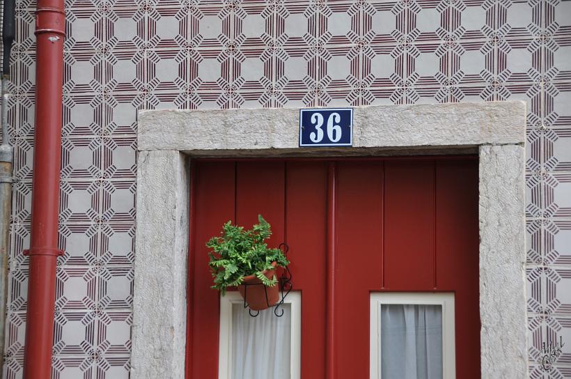 DSC_1611.JPG - Une entrée de maison dans le quartier de l'Alfama qui entoure le château Sao Jorge.