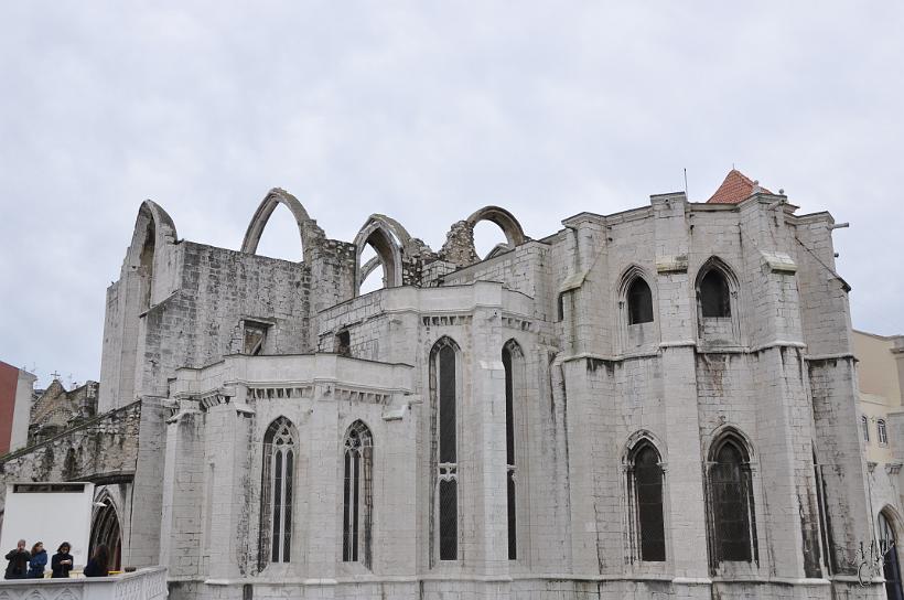 DSC_1627.JPG - Un bel aperçu des dommages causés par le séisme de 1755 et les incendies qui s'ensuivirent : les ruines du Convento do Carmo, construction flamboyante et plus grand édifice religieux de Lisbonne à cette époque.