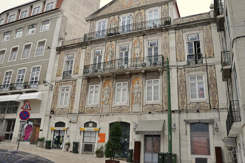 DSC_1639x.jpg - La façade du Largo Bordalo Pinheiro couverte d'azulejos sur fond jaune.