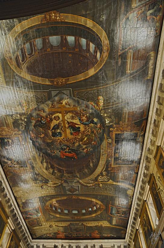 DSC_1672x.jpg - Le plafond peint de l'Igreja de Sao Roque dans le quartier du Bairro Alto. Construite en 1556, elle est particulièrement droite et triste de l'extérieur, mais très richement décorée à l'intérieur.