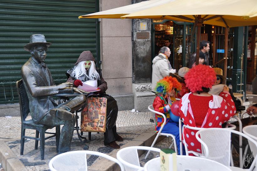 DSC_1688.JPG - Sculpture de Fernando Pessoa devant le café A Brasileira. Cet écrivain et poète né le 13 juin 1888 à Lisbonne est extrêmement populaire au Portugal. Ici avec quelques clients fêtant le carnaval.