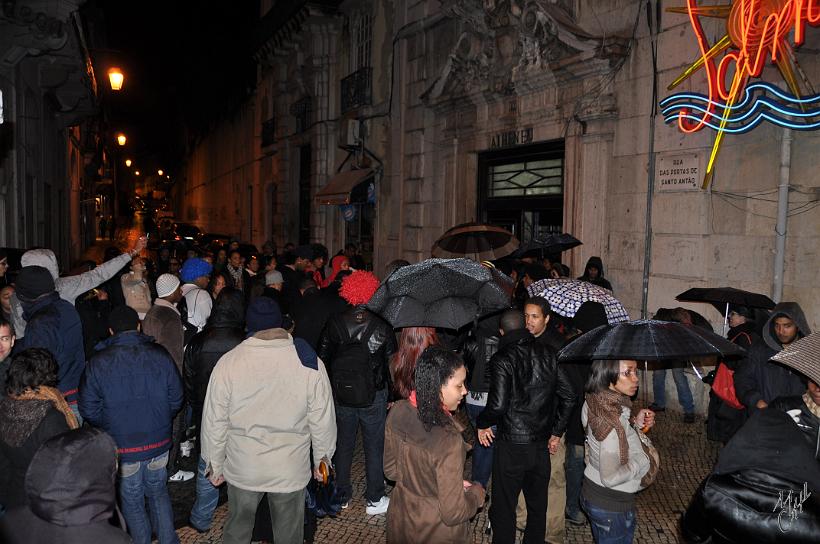 DSC_1728.JPG - Le carnaval à Lisbonne...le soir, sous une pluie battante. Mais cela ne gâche rien aux tambours et sifflets de la foule qui défile en dansant dans les rues piétonnes.
