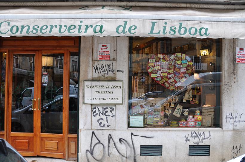 DSC_1843.JPG - La conserveira de Lisboa. Une seule spécialité: les conserves...de thon, anchois, sardines.