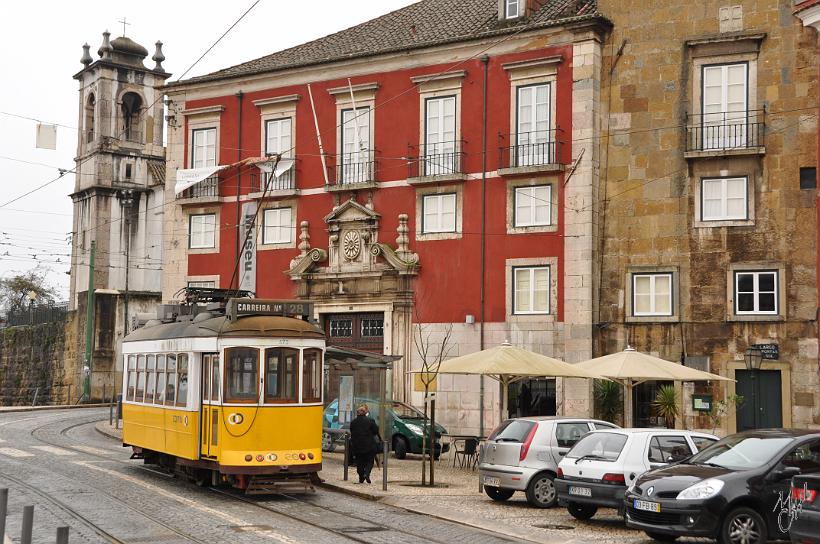 DSC_2002.JPG - Les vieux tramways jaunes sont appelés les eléctricos. Le premier fut inauguré en 1901. Sur les 17 lignes autrefois en services, 5 sont encore utilisées.