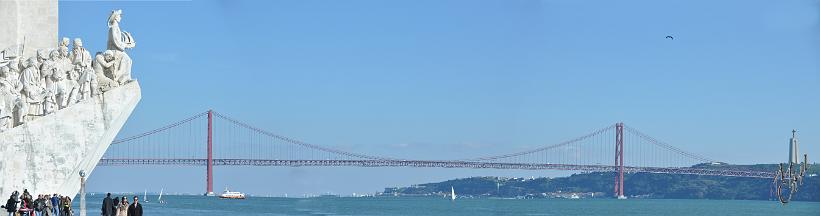 pano_1416_17_18.jpg - Le pont du 25-Avril (en hommage à la révolution de 1974) est l'un des 2 ponts au-dessus du Tage. La construction est confiée aux Américains en 1966 et inspirée du pont Bay Bridge de San-Francisco. Sa longueur est de 2,3km, sa hauteur de 100m, les fondations font 80m. Le trafic y atteint 160.000 véhicules par jour.